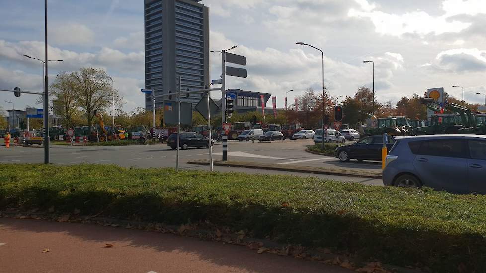 Ruim 1000 trekkers, opgesteld rond het provinciehuis in Den Bosch.