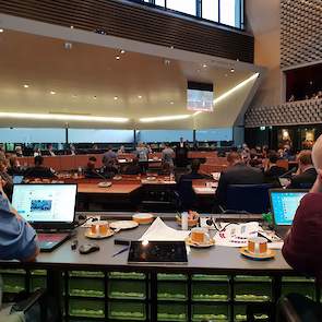 Debat in de Statenzaal van Brabant, gezien vanaf de perstribune.