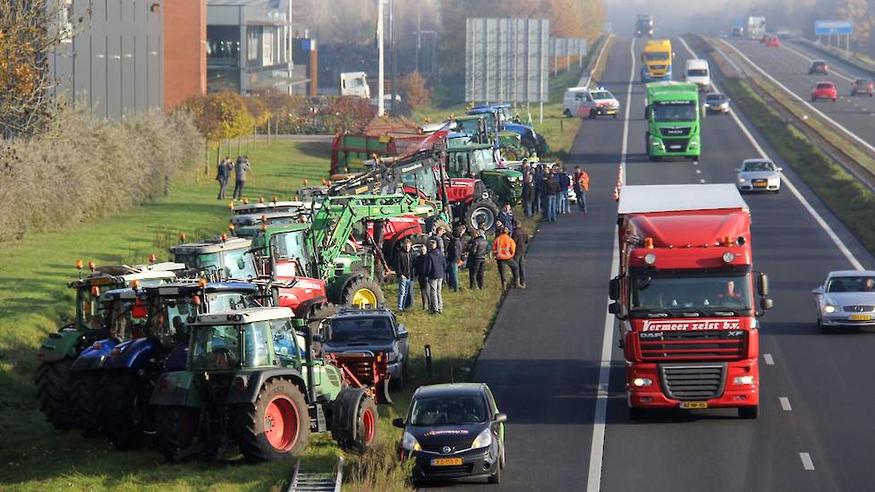 Rudy Beulink, varkenshouder en akkerbouwer aan de Hummeloseweg in Zelhem (GD), staat met z’n trekker in de berm ter hoogte van Doetinchem. Hij doet mee aan deze actie ‘om druk te zetten op het gesprek over stikstof’. Beulink: „Ze moeten eens een keer mét