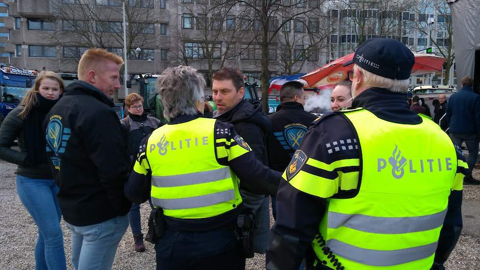 FDF-voorzitter Mark van den Oever in overleg met de politie.