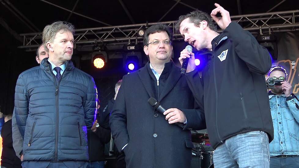 CDA Jaco Geurts uitgejoeld door boeren - #Boerenprotest Den Haag 19 feb