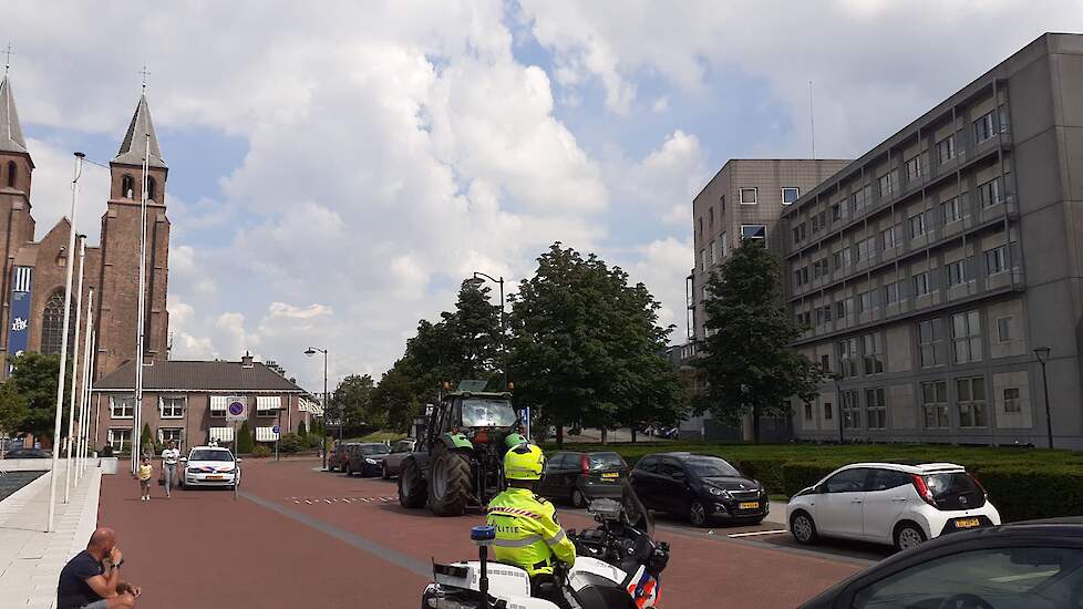 Rond 15.30 uur vertrokken de boeren weer bij de rechtbank.