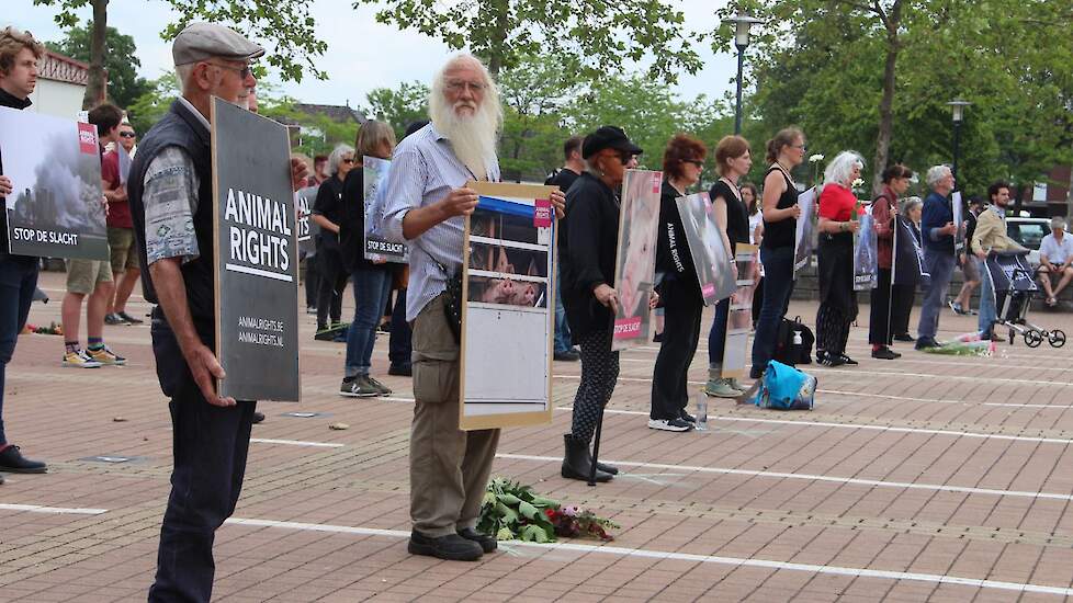 De circa 60 actievoerders van Animal Rights verzamelden zich, op verzoek van de burgemeester van Nederweert, op het plein voor het stadhuis. Vooraf hadden ze aangeven de wake bij het getroffen bedrijf te willen houden. Daar gaf de burgemeester, mede op ve