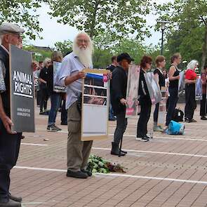 De circa 60 actievoerders van Animal Rights verzamelden zich, op verzoek van de burgemeester van Nederweert, op het plein voor het stadhuis. Vooraf hadden ze aangeven de wake bij het getroffen bedrijf te willen houden. Daar gaf de burgemeester, mede op ve