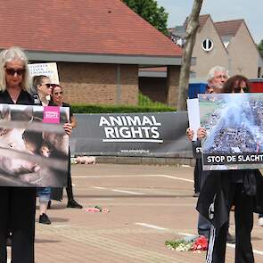 De AR-activisten droegen ook spandoeken en protestborden om aandacht te vragen voor het dierenleed.