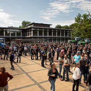 Boerenprotest bij provinciehuis in Assen.