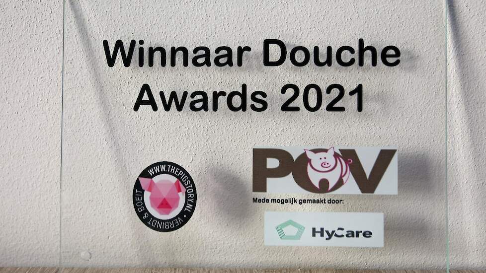 Als winnaar van de Douche Award krijgt de familie een jaar lang gratis shampoo van MS Schippers. De Douche award werd door POV ingesteld om het belang van strenge hygiëne op varkensbedrijven nog meer onder de aandacht te brengen. De Douche Award is een sa