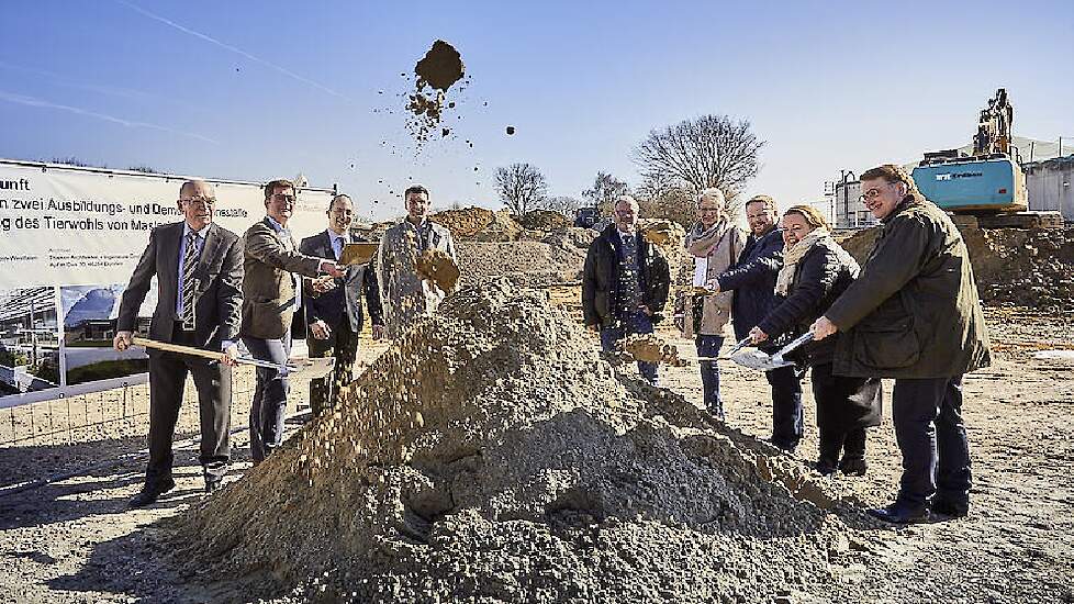 Minister Heinen-Esser trapt de bouw van de stal van de toekomst af.