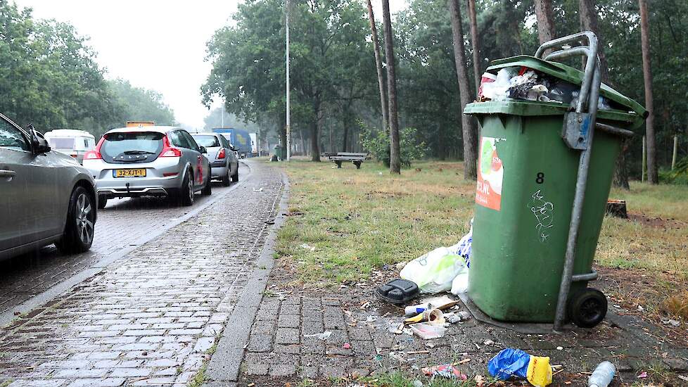 Uitpuilende vuilnisbakken en kapotte omheining zijn echt een groot risico