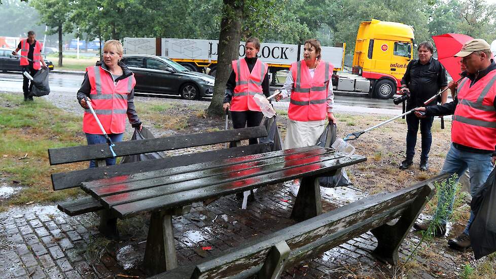 Helaas waren de aanwezige reizigers en burgers niet aanspreekbaar, want iedereen haastte zich vanwege de stromende regen naar de winkel in het pompstation of vluchtten in hun auto's, terwijl de bestuursleden de hele parkeerplaats schoonmaakten ondanks de