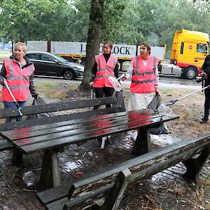 Helaas waren de aanwezige reizigers en burgers niet aanspreekbaar, want iedereen haastte zich vanwege de stromende regen naar de winkel in het pompstation of vluchtten in hun auto's, terwijl de bestuursleden de hele parkeerplaats schoonmaakten ondanks de