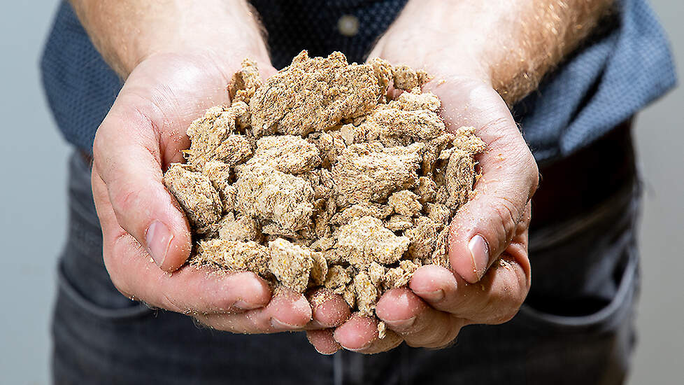 Alle productielijnen die we gebruiken voor vleesvarkensvoer zijn uitgerust met expanders. Expanders zorgen voor een betere voorvertering omdat de zetmeelrijke grondstoffen ontsluiten (voorkoken). Een expander verwarmt het voer door stoom en daarnaast word