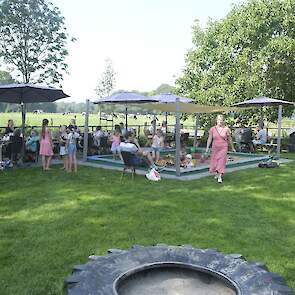 Familie van der Kamp heeft voor de kinderen een heerlijke speelweide.