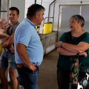 Wroetvarkenshouder Laurens Stevelink in gesprek met een bezoeker