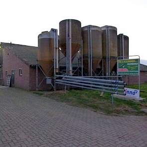 Dit bestaande varkensbedrijf hebben ze bijna een jaar geleden gekocht. De vleesvarkensstal is naast de bestaande gespeende biggenstal gebouwd. Aan de overkant van de weg staan de zeugen en is het woonhuis. Het bedrijf telt ongeveer 400 zeugen.