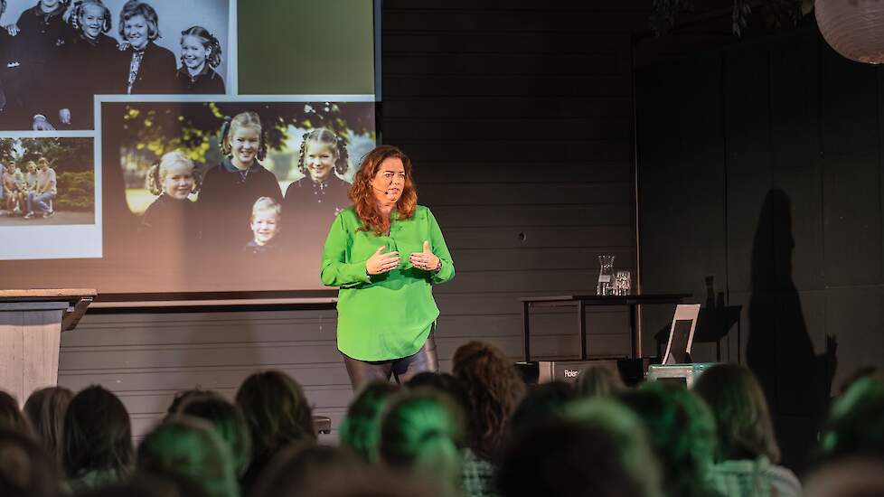 De zaal werd even stil toen Claudia van Genugten, directeur van Tontrans en RvC-lid Voergroep Zuid, haar levensverhaal begon. Hoe zij als vrouw haar mannetje moest en nog steeds moet staan binnen de agrarische sector. „Zeker na het overlijden van mijn com