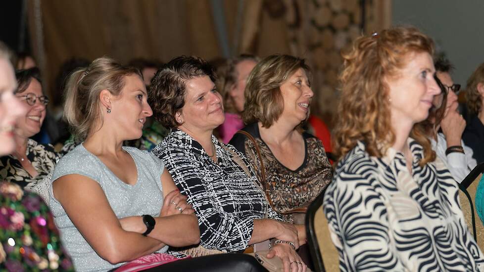 Arbeids- en Organisatiepsycholoog Carla van Veldhoven - Schellings gaf vervolgens een interactieve workshop ‘Boerinnen & Godinnen’ waarbij er nog met een extra bril naar de betreffende rollen is gekeken. Dit gaf behoorlijk wat stof tot praten. In kleine g