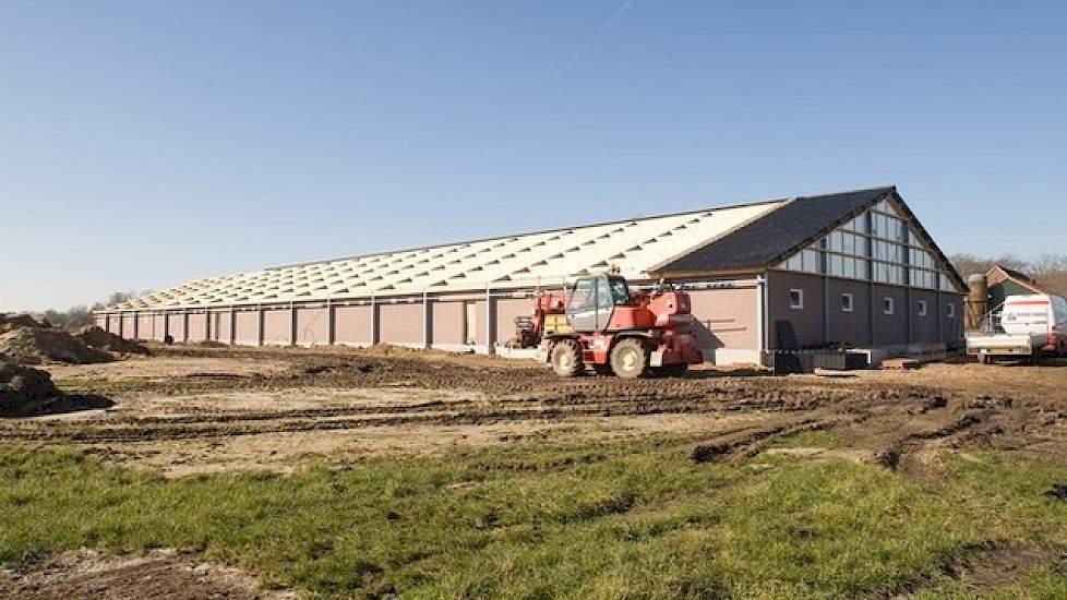 Begin maart schiet het op met de bouw. Roes heeft er straks een stal met 4 afdelingen van 24 hokken bij. De stal wordt na de eerste en derde afdeling onderbroken door een aflevergang die uitkomt op de afleverruimte aan een van de lange zijdes van de stal.