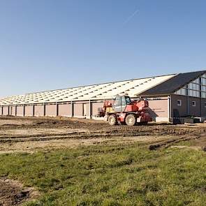 Begin maart schiet het op met de bouw. Roes heeft er straks een stal met 4 afdelingen van 24 hokken bij. De stal wordt na de eerste en derde afdeling onderbroken door een aflevergang die uitkomt op de afleverruimte aan een van de lange zijdes van de stal.