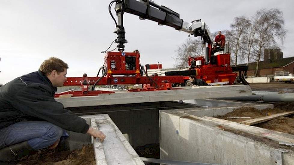 Eind november kwamen de eerste vloeren in de stal. De vloeren van de afdelingen zijn prefab. Ieder hok bestaat uit één vloerdeel waar later alleen nog naar keuze composiet of driekant roostervloer moeten worden ingelegd.