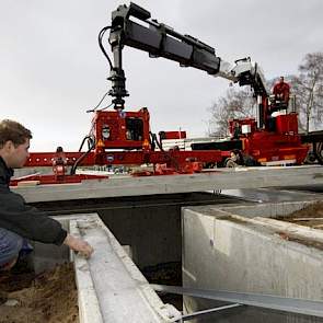 Eind november kwamen de eerste vloeren in de stal. De vloeren van de afdelingen zijn prefab. Ieder hok bestaat uit één vloerdeel waar later alleen nog naar keuze composiet of driekant roostervloer moeten worden ingelegd.