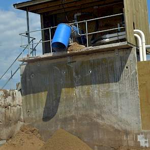 De dunne fractie wordt op het weiland voor de melkkoeien gebracht en de dikke fractie is voor de akkerlanden. De dikke fractie wordt in een sleufsilo opgeslagen.