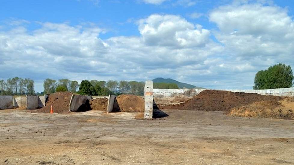 In één van de sleufsilo’s worden de resten van kadavers gedumpt om samen met vaste mest te verteren en dit wordt na vertering weer op het land gebracht. Dit is volgens Nieuw-Zeelandse regels.