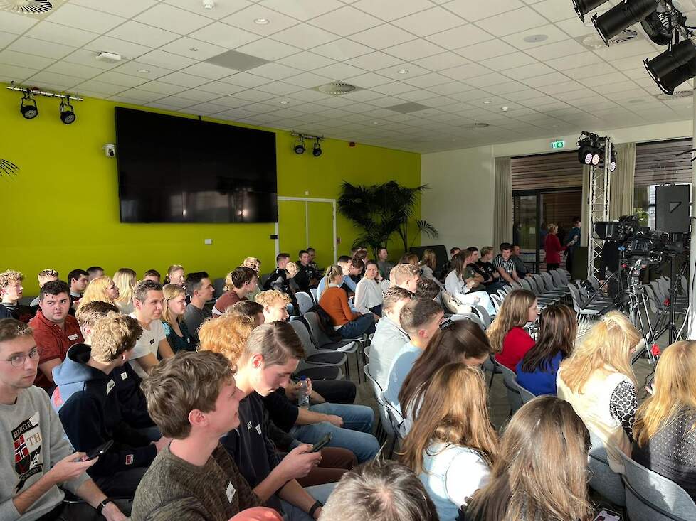 Het debat kon op veel interesse rekenen van studenten.