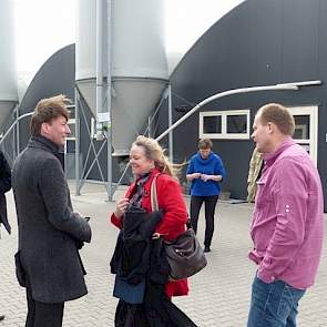 In Lemelerveld bezocht de delegatie de varkenshouderij van Herbert (paarse blouse) en Anne-Marie (blauwe trui) Noordman met 5.000 vleesvarkens. Bijzonder is dat de dieren leven in de enkele jaren oude serrestallen met ronde daken en veel lichtinval.