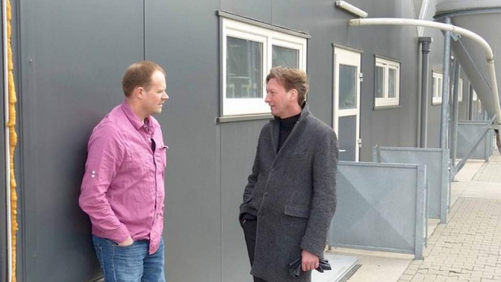 Herbert Noordman (l) legt Tjeerd Dekken (r) voor: „Dit perceel is in totaal 4 ha. Met de huidige en de drie nieuwe stallen gebruiken we de helft, de rest is beplanting waarmee je de stallen juist goed inpast in het gebied."