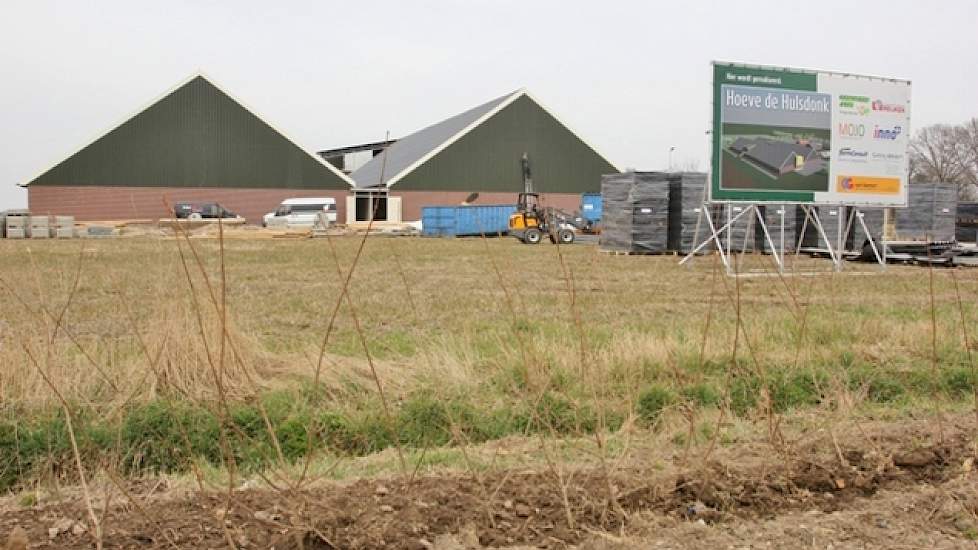 Hoeve de Hulsdonk ziet er aan de buitenkant niet uit als een varkensstal. De twee hoge puntige daken met aan de zijkanten de dakkapellen waar de inpandige luchtwasser en zichtruimte achter zijn verscholen, heeft meer weg van een rijhal of veldschuur.