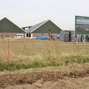 Hoeve de Hulsdonk ziet er aan de buitenkant niet uit als een varkensstal. De twee hoge puntige daken met aan de zijkanten de dakkapellen waar de inpandige luchtwasser en zichtruimte achter zijn verscholen, heeft meer weg van een rijhal of veldschuur.