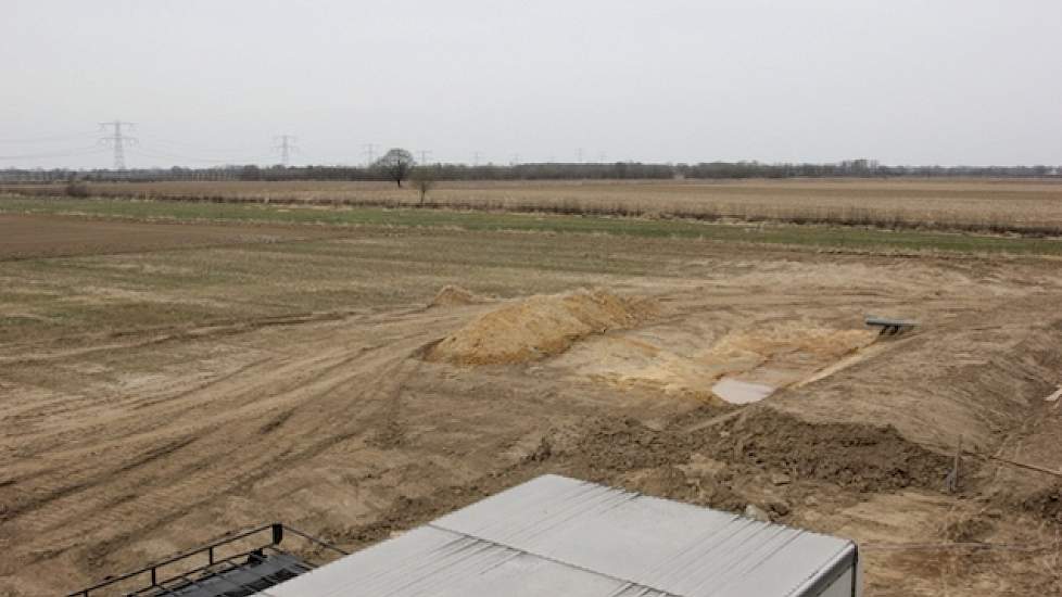 Inpassing van de stal vindt plaats met windsingels, fruitboomgaard, wateropvang en picknickplaats. Oosterlaken denkt er over na om de zes minicampings in de buurt te gaan benaderen voor excursies bij zijn stal. „We hebben iets moois gemaakt en het is goed