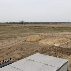 Inpassing van de stal vindt plaats met windsingels, fruitboomgaard, wateropvang en picknickplaats. Oosterlaken denkt er over na om de zes minicampings in de buurt te gaan benaderen voor excursies bij zijn stal. „We hebben iets moois gemaakt en het is goed