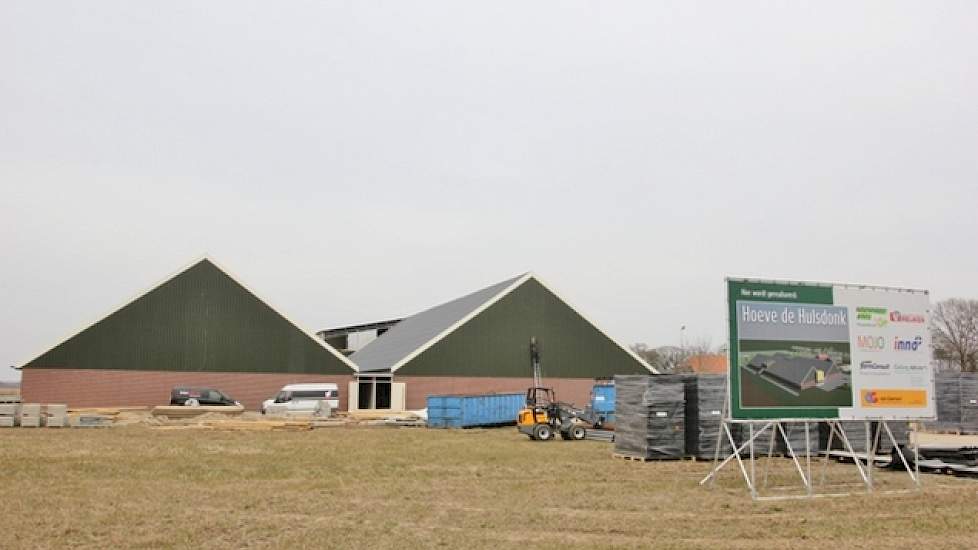 Bij de stal heeft hij een beroep gedaan op de subsidieregeling ‘Investeringen in integraal duurzame stallen’. Met deze aanvraag hoopt hij tussen de 100.000 en 150.000 euro aan de stal te kunnen financieren. De stal voldoet verder aan de Maatlat Duurzame V