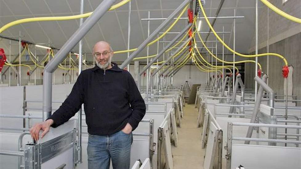 Voorheen hield Gerbert Oosterlaken (58) op zijn thuislocatie alleen vleesvarkens. Nu liggen hier alleen de aangekochte gelten. In het nabijgelegen Velp heeft hij nog 300 zeugen. Na de ingebruikname van de nieuwe stal verhuist hij alle zeugen naar zijn thu