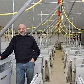 Voorheen hield Gerbert Oosterlaken (58) op zijn thuislocatie alleen vleesvarkens. Nu liggen hier alleen de aangekochte gelten. In het nabijgelegen Velp heeft hij nog 300 zeugen. Na de ingebruikname van de nieuwe stal verhuist hij alle zeugen naar zijn thu