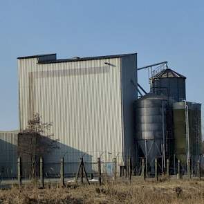 De eigen voerfabriek die ze in 1995 zelf hebben gebouwd. Al het voer voor de varkens wordt hier bereid. Op dit moment wordt hier 36.000 ton droogvoer gemaakt, om vervolgens in de brijvoerkeuken tot brijvoer te worden verwerkt.