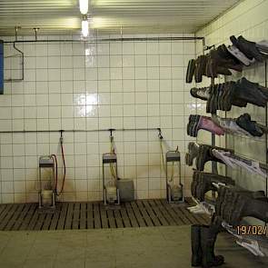 Na het douchen lopen de medewerkers met badslippers via een lange gang naar de uiteindelijke toegang van de stallen. Hier trekken ze eerst de laarzen aan, zodat de kantine en douches altijd schoon blijven.