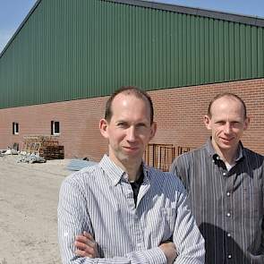 Openheid en transparantie zijn voor de broer John (rechts) en Jack (links) belangrijke uitgangspunten voor hun subfokbedrijf met 600 Topigs-20 zeugen. In Beringe hebben ze een zeugenstal waar Jack de leiding heeft en in Koningslust dat een paar kilometer