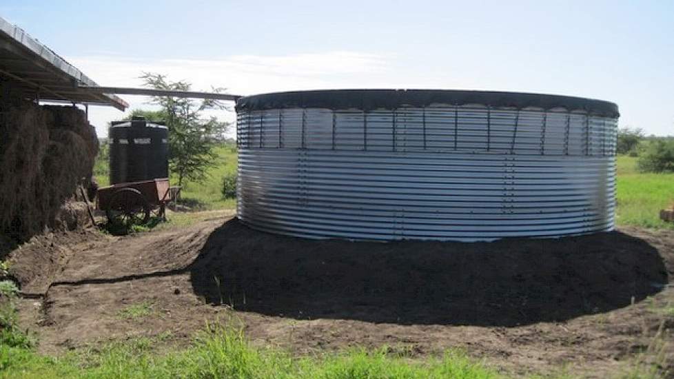 Voor de watervoorziening zijn ze helemaal afhankelijk van regen. Dit wordt opgevangen en verzameld in een groot bassin. Dit is meteen de enige watervoorziening voor zichzelf, de akkerbouw en het vee. Voor de elektriciteit zijn ze aangewezen op eigen aggre