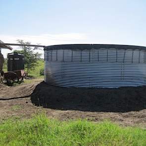 Voor de watervoorziening zijn ze helemaal afhankelijk van regen. Dit wordt opgevangen en verzameld in een groot bassin. Dit is meteen de enige watervoorziening voor zichzelf, de akkerbouw en het vee. Voor de elektriciteit zijn ze aangewezen op eigen aggre