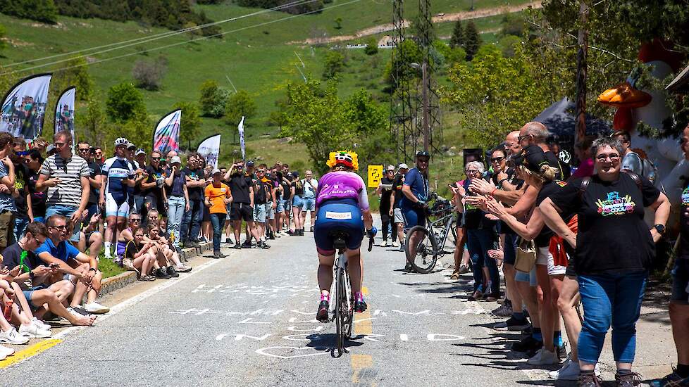 Woensdag is de Alpe d’HuZus dag. Deelnemers starten om half 11 en beklimmen de berg een keer. Hun streef sponsorbedrag is 666 euro. BIG Challenge heeft het entertainmentpunt tussen bocht 4 en 3. Het dweilorkest Moizat speelde muziek net voor het entertain