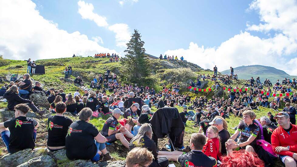 De motivatiebijeenkomst start om 9.30 uur bovenop de berg. Alle deelnemers en hun supporters zijn welkom. Maarten Peters zingt standaard het Alpe d’HuZes lied ‘Dichterbij de hemel kom ik niet’ en natuurlijk het BIG Challenge lied.