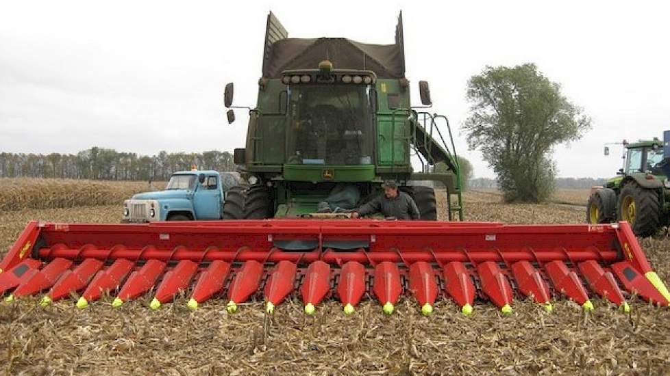 Al het varkensvoer op het bedrijf wordt zelf geteeld. De premixen worden aangekocht. Het zeugenvoer bestaat uit: tarwe (50 procent), gerst (35 procent), premixen (10 procent) en soja (5 procent). In het vleesvarkensvoer wordt maximaal 10 procent van het g