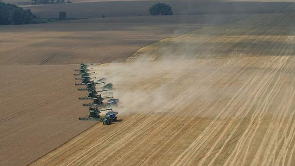 Kees Huizinga heeft een boerenbedrijf met 14.000 hectare, 3.000 melkkoeien, 700 zeugen en 7.000 vleesvarkens. Financieel is hij bij de opstart bijgestaan door zijn twee Nederlandse compagnons Gerard Tonkens en Berend van der Velde. Tonkens en Van der Veld