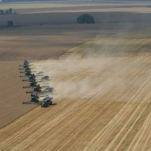 Kees Huizinga heeft een boerenbedrijf met 14.000 hectare, 3.000 melkkoeien, 700 zeugen en 7.000 vleesvarkens. Financieel is hij bij de opstart bijgestaan door zijn twee Nederlandse compagnons Gerard Tonkens en Berend van der Velde. Tonkens en Van der Veld