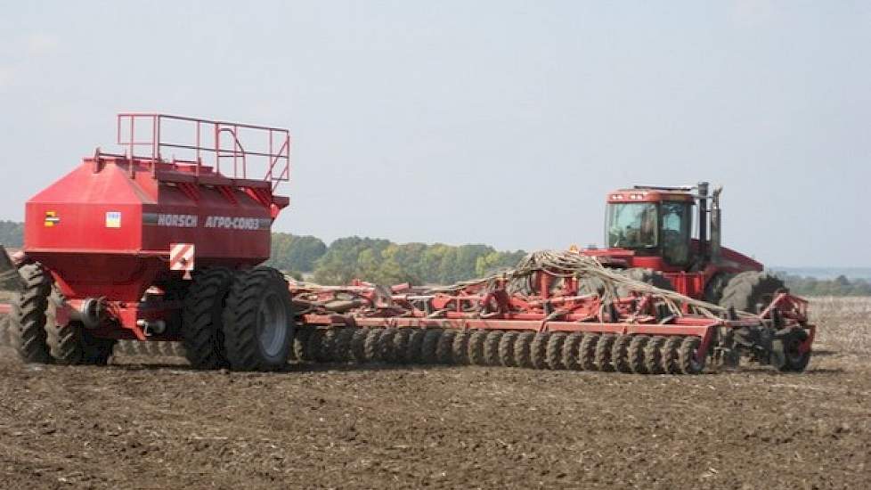 De pachtcontracten hebben een looptijd van 10 tot 20 jaar. Jaarlijks betaalt de Nederlander tussen de 120 en 130 euro per hectare voor de grond. Hij verbouwt suikerbieten, koolzaad, maïs, soja, wintertarwe en wintergerst.