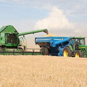 De 14.000 hectare is volledig gepacht. Als buitenlander is hij niet in staat om grond te kopen. Bijna 4.500 pachtcontracten heeft hij. Grotendeels pacht Huizinga de grond van de lokale bevolking en in mindere mate van de overheid.