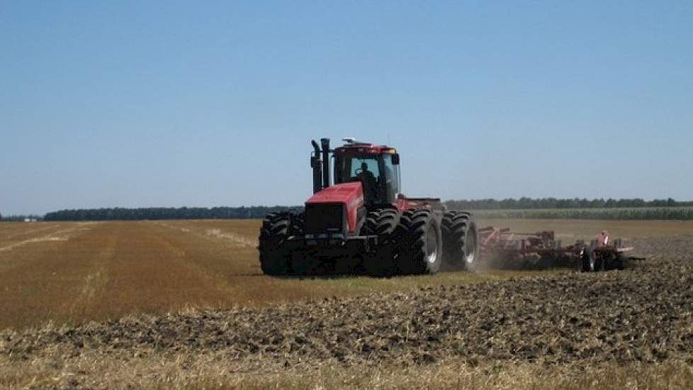 Oekraïne staat bekend als de ‘Graanschuur van Europa’. De grond staat bekend om zijn zwarte aarde en wordt geprezen om zijn vruchtbaarheid. Huizinga wil dit niet overdrijven. „De grond is niet vruchtbaarder dan in de Noordoostpolder en wij halen nooit de